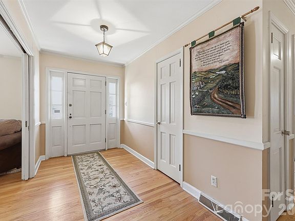 4th image of 1141 Christopher Cir