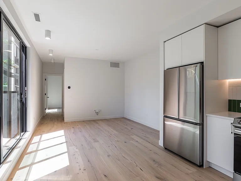 1712 Oak #204