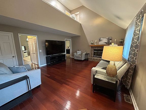 4th image of 827 Abbey Ln
