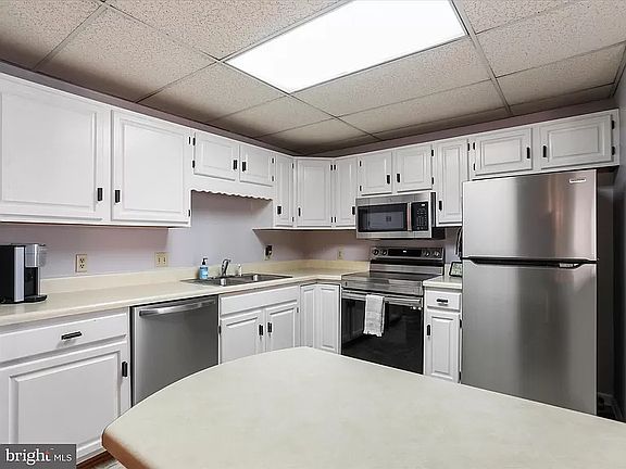 4th image of 284 W 2nd St #284
