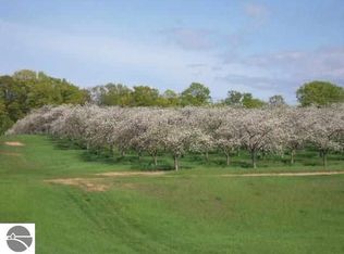 E Woodcrest Ct, Suttons Bay, MI 49682