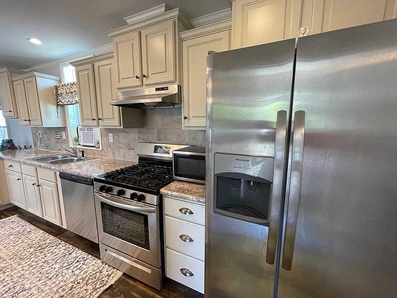 5th image of 44 Brookwood Dr