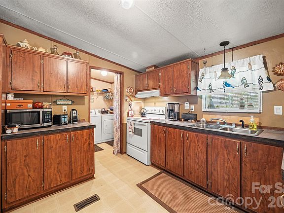 4th image of 323 Carlyle Rd