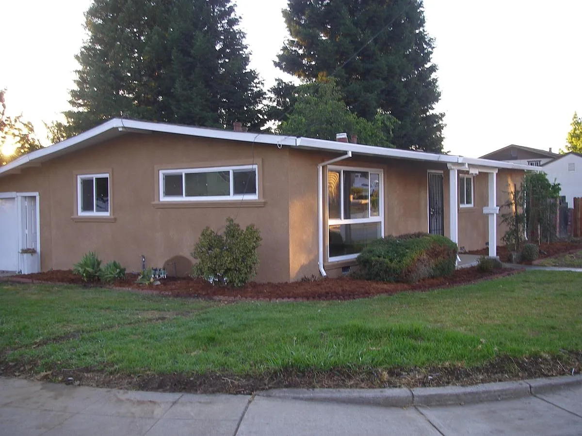 23015 Eddy St photo 1