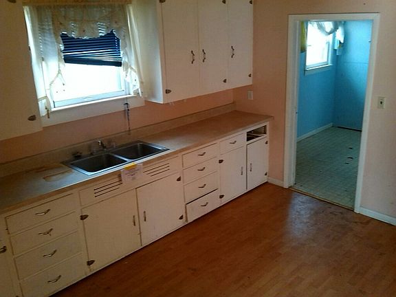 3rd image of 103 N Broadway St