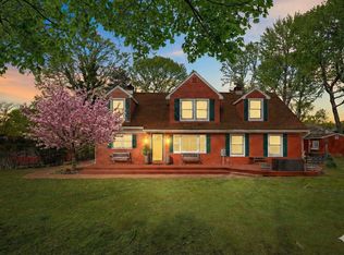 79 E Tiana Rd, Hampton Bays, NY 11946