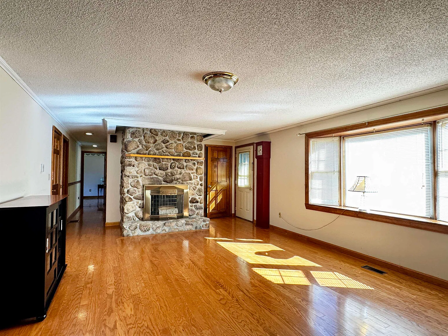 3 bed, 2.0 bath, 1623 sqft, $2,100 — Photo 3
