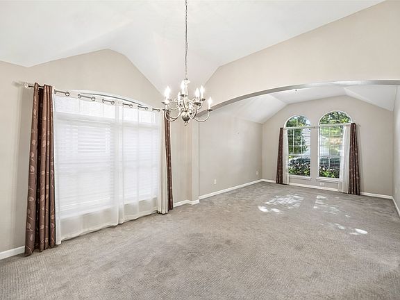 5th image of 949 Chestnut Ln