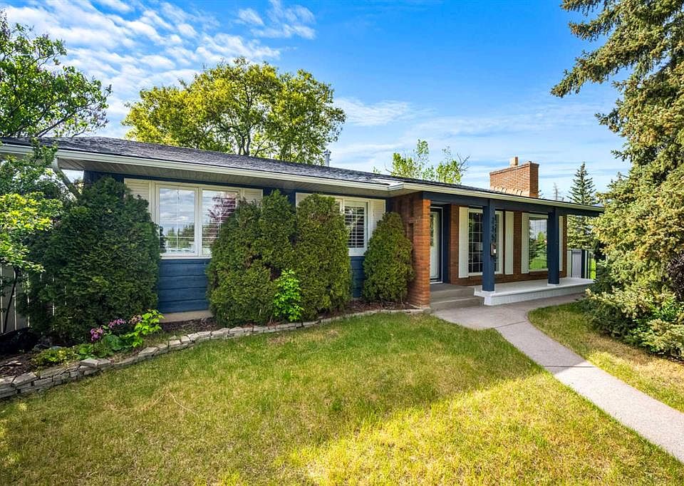 1st image of 235 E Lake Rosen Cres SE