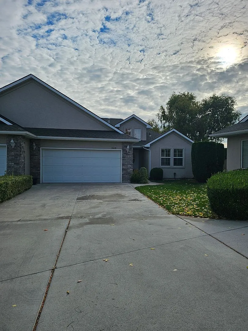 Townhouse located near Canyon Rim Parkway and tons of shopping — Photo 2