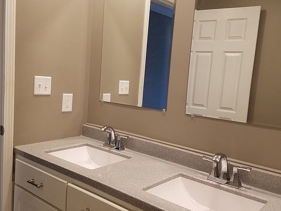 4th image of 3934 Hawthorne Dr