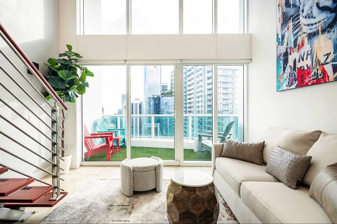 1 bed, 1.5 bath, 1058 sqft, $4,300 — Photo 2