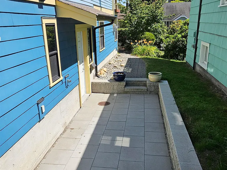 823 Edinburgh St — Photo 9