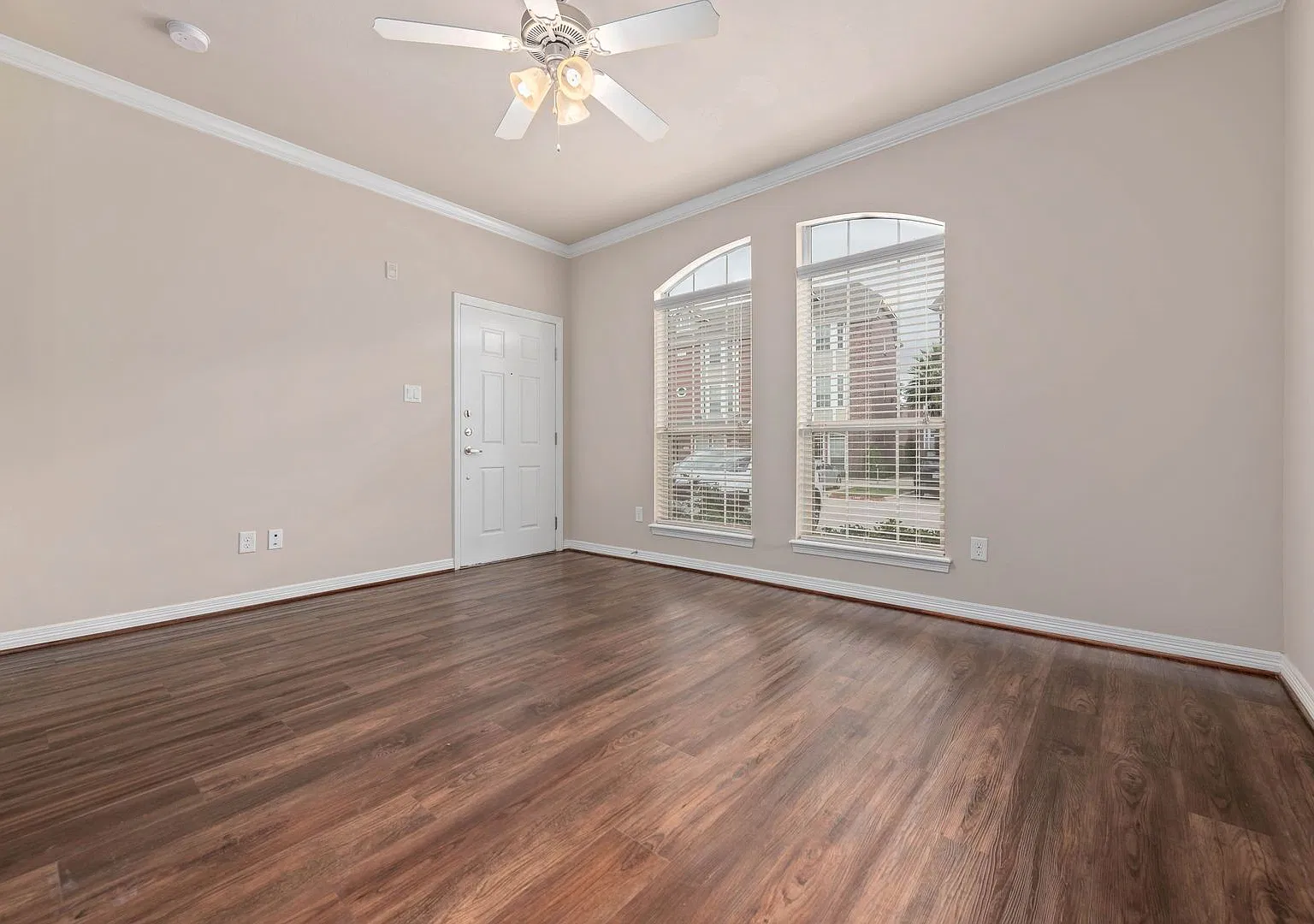 Available August 2027 Spacious 1 Bed, 1 Bath In Lakeridge Townhomes On Bus Route — Photo 2