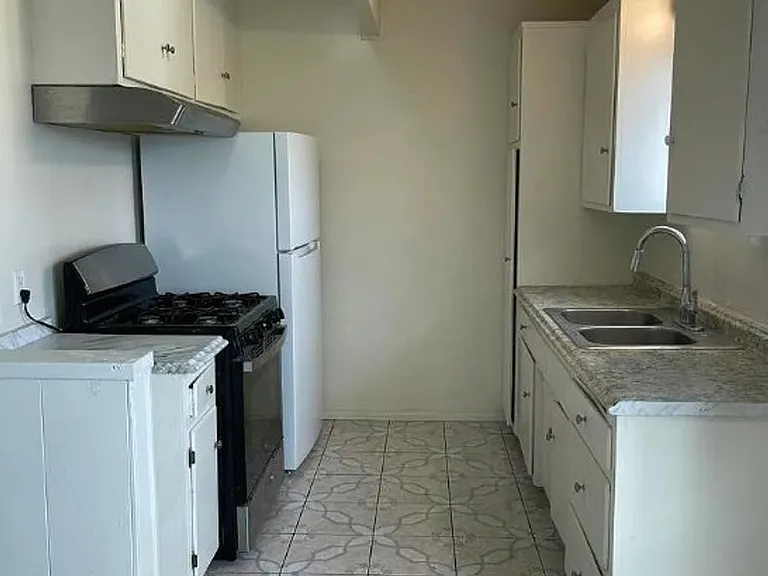 712 S G St — Photo 8
