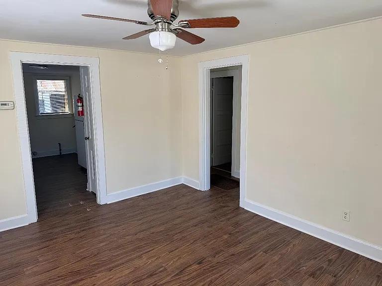1661 Parkdale Dr — Photo 2