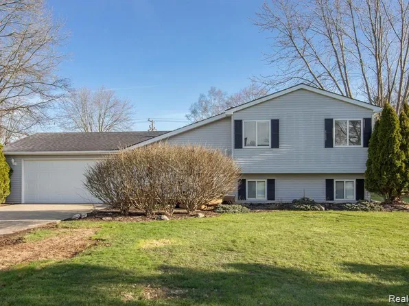 4680 Woodhull Dr, Clarkston, MI 48346
