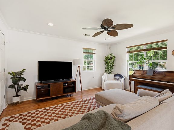 4th image of 208 East Ave