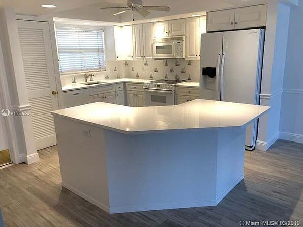 3031 NE 51st St APT 106W
