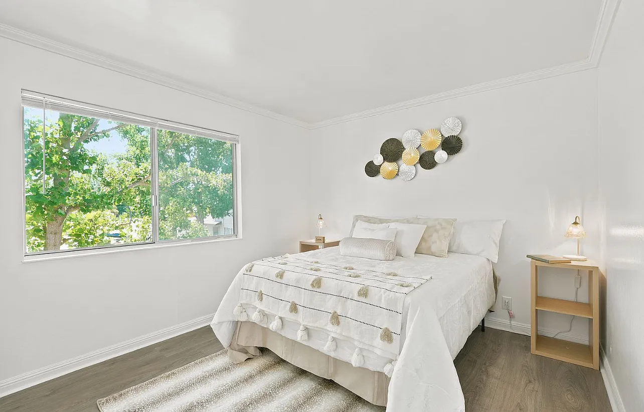1005 Mohr Ln — Photo 3