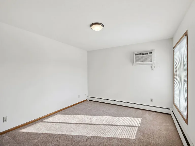 Rose Mall Apartments — Photo 16