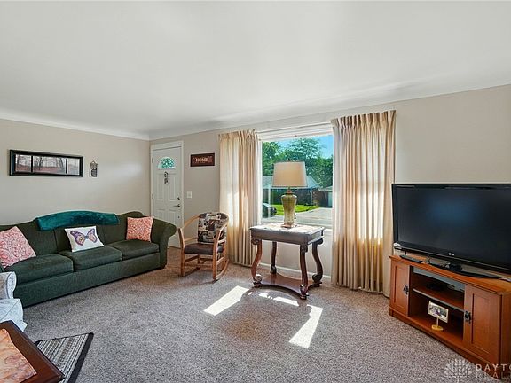 4th image of 5 Mary Jane Dr