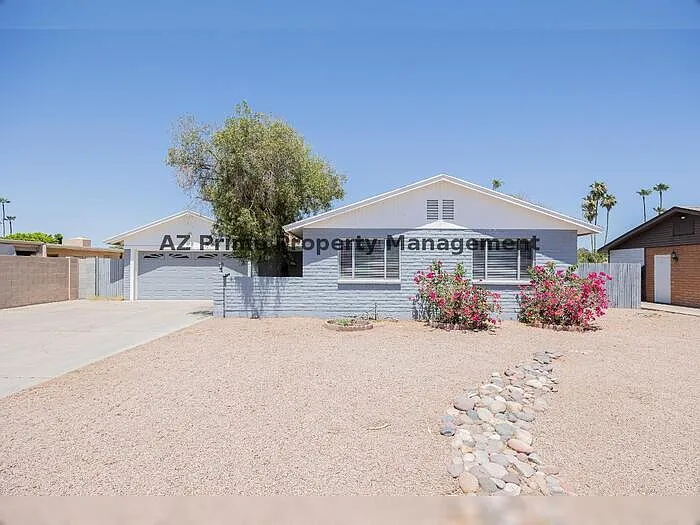 4704 S La Rosa Dr — Photo 2