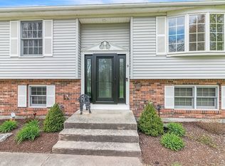 9 Oak Knoll Dr, Hampden, MA 01036