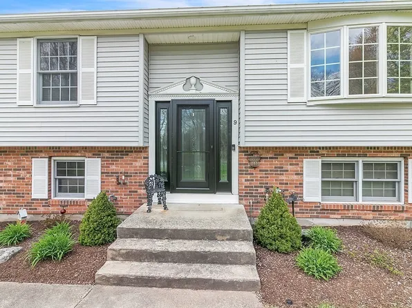 9 Oak Knoll Dr, Hampden, MA 01036