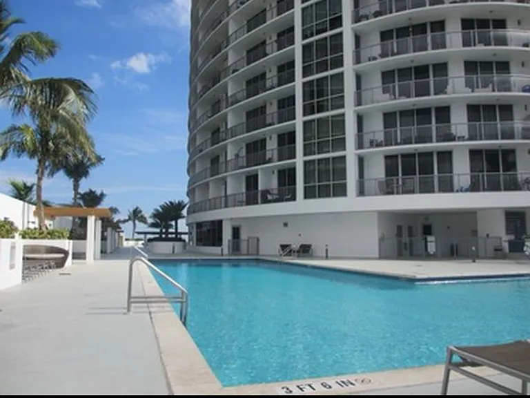 1750 N Bayshore Dr #0 — Photo 2