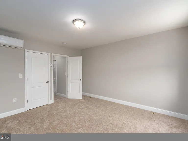 1521 Carswell St — Photo 13