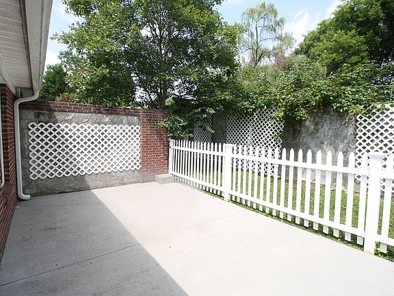 3rd image of 422 Brookshire Way #422