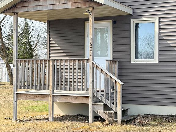 3rd image of 601 Main St S
