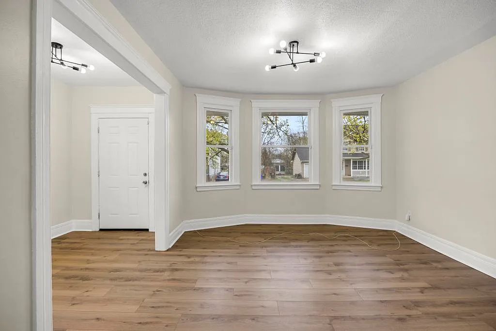 3 bed, 1.0 bath, 2394 sqft, $1,500 — Photo 3