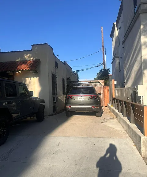 Driveway (tandem for two vehicles)