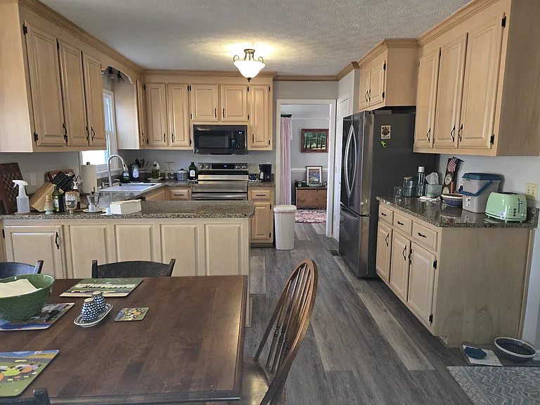 2747 Linden Ln — Photo 5
