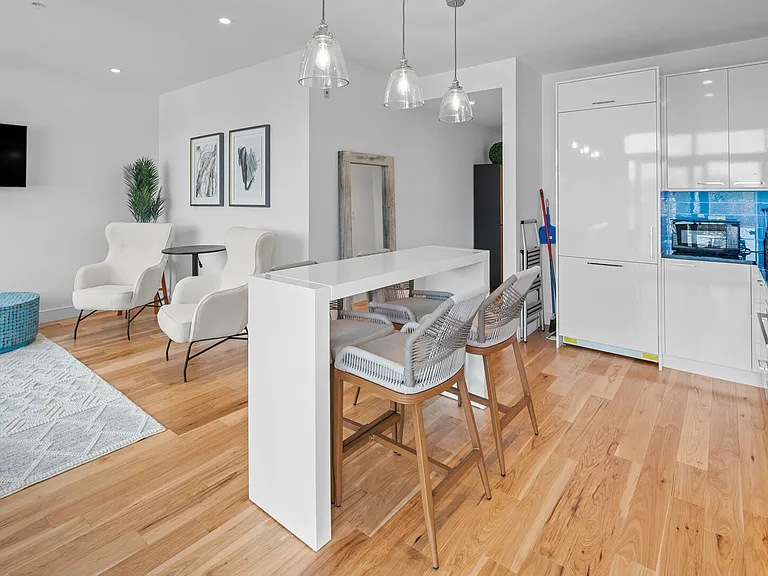 916 Lyall St #312 — Photo 5