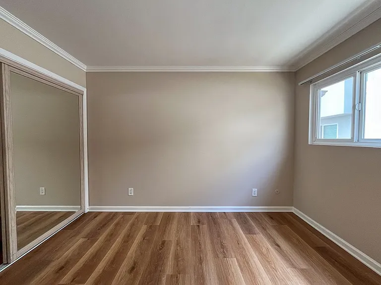 221 Sheldon St — Photo 27