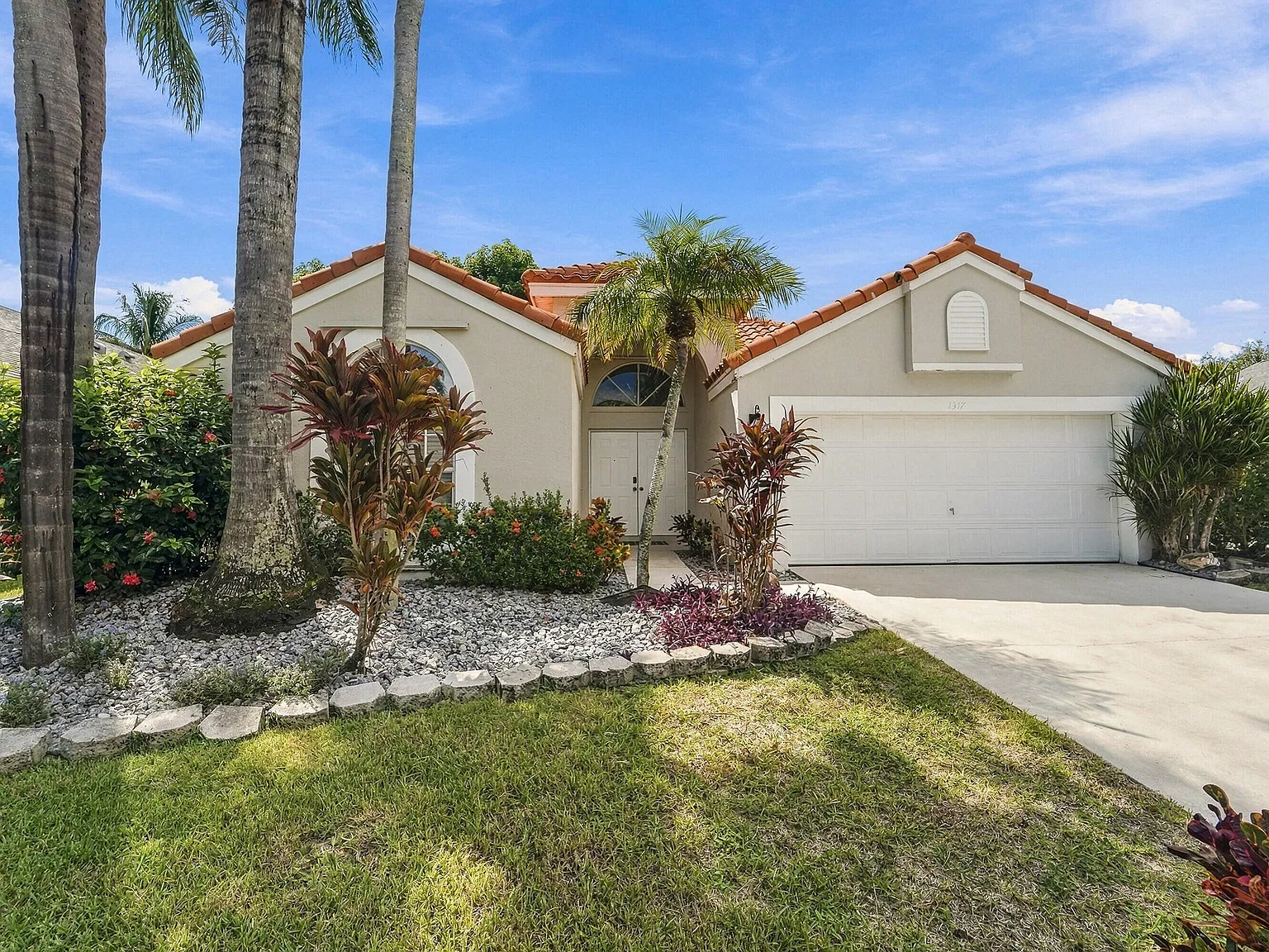 3 bed, 2.0 bath, 1808 sqft, $3,300 — Photo 1