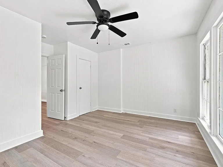 604 E Morton St — Photo 16