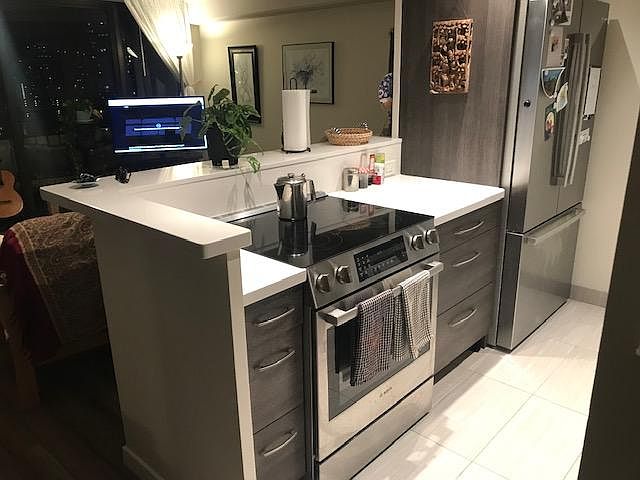 Kitchen stove/fridge