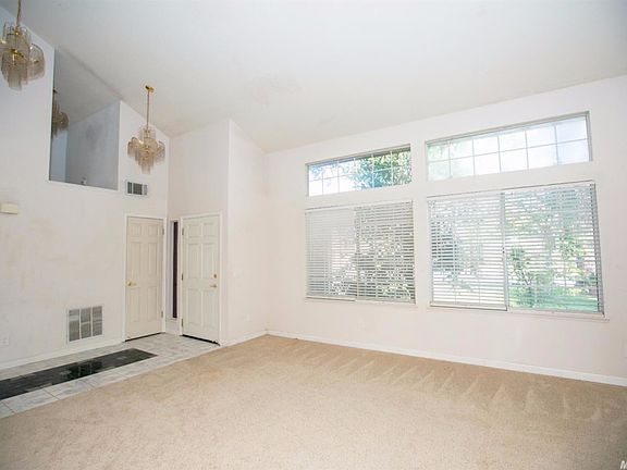4th image of 2405 Lincoln Blvd