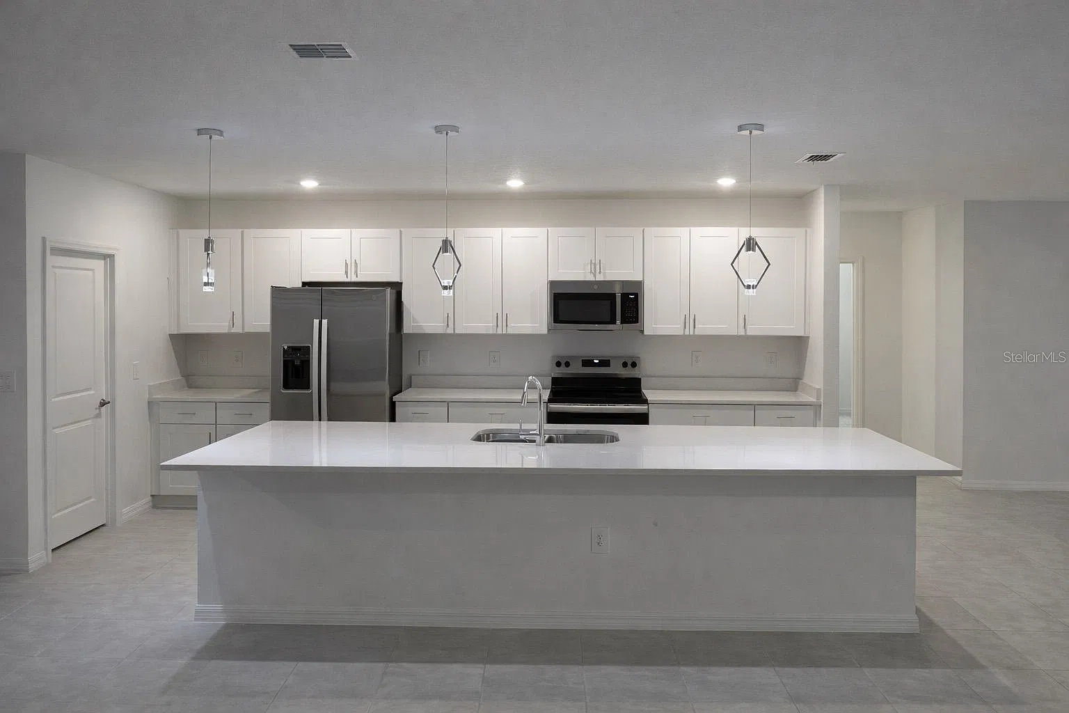 4 bed, 2106 sqft, $2,300 — Photo 3