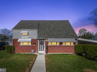 850 Bobwhite Ln, Secane, PA 19018