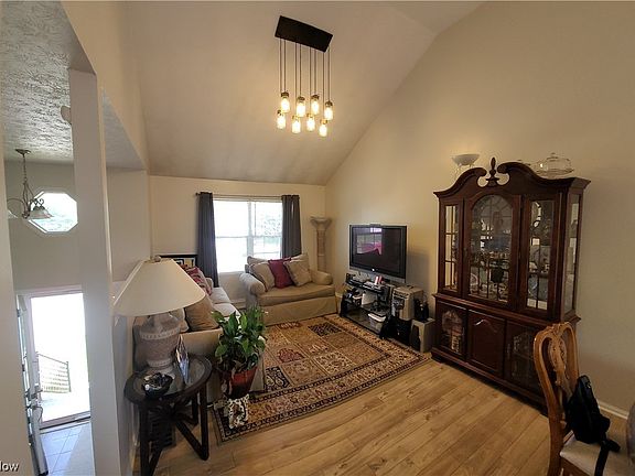 4th image of 2072 Oxford St