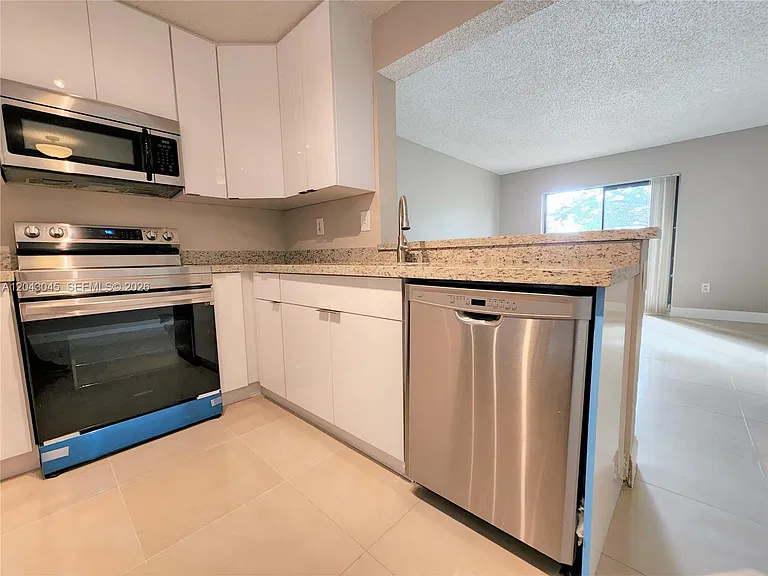 251 Palm Cir W #204 — Photo 8