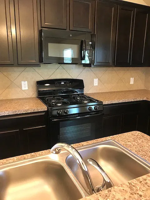 Beautiful 4-Bedroom, 2-Bath Single-Story Home in Columbia Lakes! — Photo 4