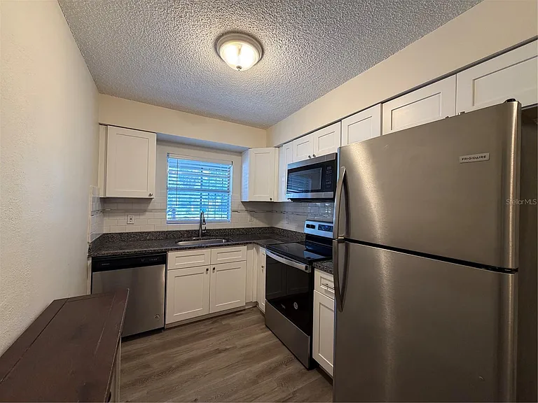 1740 W Walnut St — Photo 8