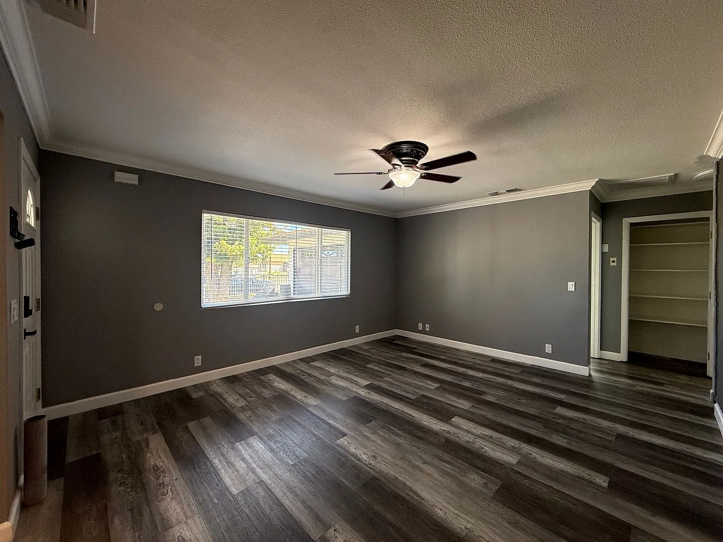 Palmdale 3 Bedroom -Available Now! — Photo 2