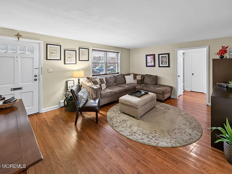11 Manor Dr #111 — Photo 7